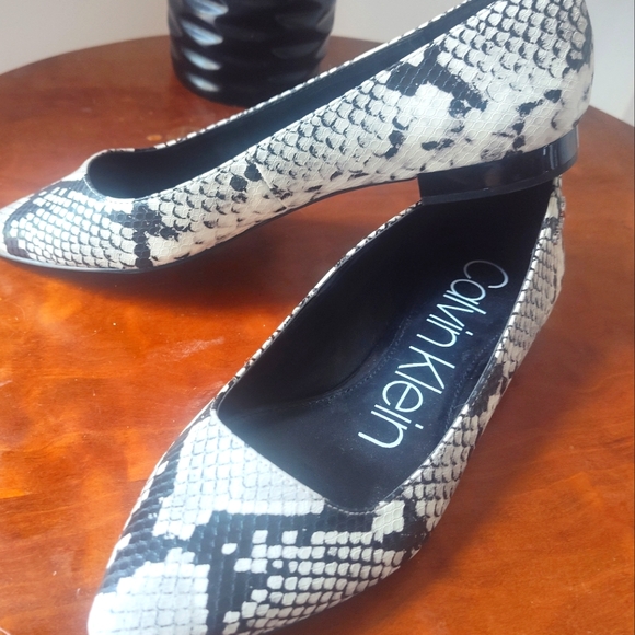 Calvin Klein Emerin snake print pointed toe flat - Picture 2 of 5